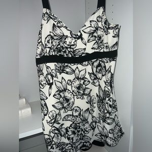 NEW WITH TAGS White House Black Market Shirt in black and white floral Size L